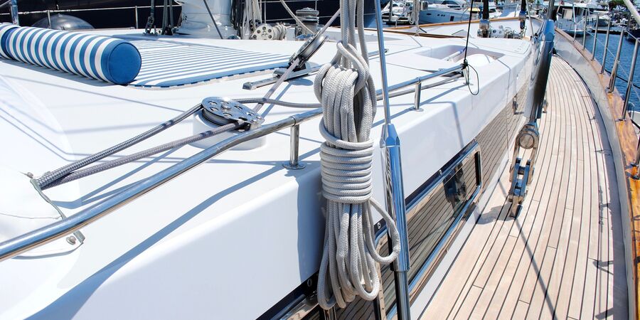 Bootsdeck einer Yacht ohne Osmose